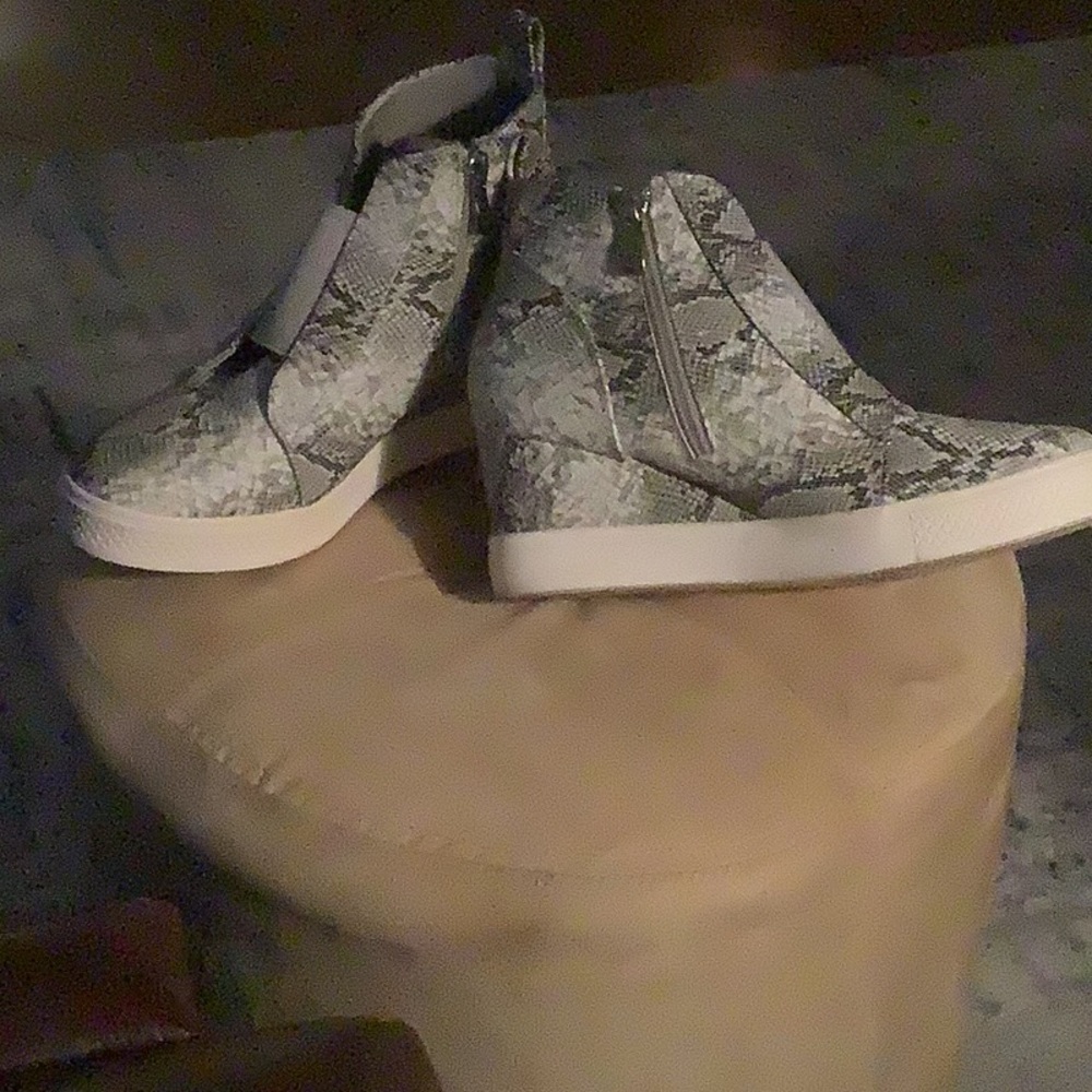 Size 7 gray snakeskin wedge ankle boots